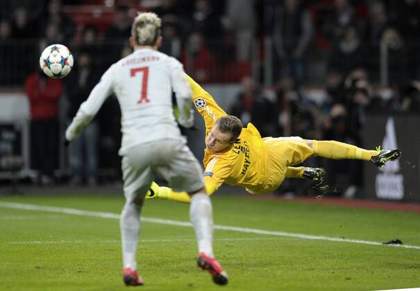 Bayarena Leverkusen, 25.2.2015, Fussball Champions-League Saison 2014 2015 Achtelfinale Hinspiel Bayer 04 Leverkusen vs. Atletico Madrid --- Torwart Bernd Leno (Leverkusen) haaut den Ball weg vor Antoine Griezmann