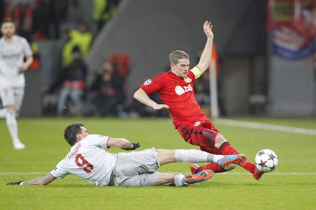 Mario Mandzukic (Atletico Madrid 9) im Zweikampf gegen Lars Bender (Bayer 04 Leverkusen 8) Bayer 04 Leverkusen vs Atletico Madrid, Fussball, Champions-League, 25.02.2015 , EP_JSE