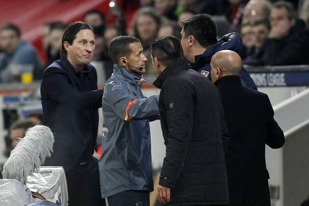 Trainer Roger Schmidt (Bayer 04 Leverkusen) diskutiert mit Trainer Diego Simeone (Atletico Madrid) und dessen Co-Trainer mit Vierter Offizieller Tomas Mokrusch Bayer 04 Leverkusen vs Atletico Madrid, Fussball, Champions-League, 25.02.2015 , EP_JSE