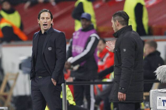 Trainer Roger Schmidt (Bayer 04 Leverkusen) diskutiert mit Trainer Diego Simeone (Atletico Madrid) Bayer 04 Leverkusen vs Atletico Madrid, Fussball, Champions-League, 25.02.2015 , EP_JSE