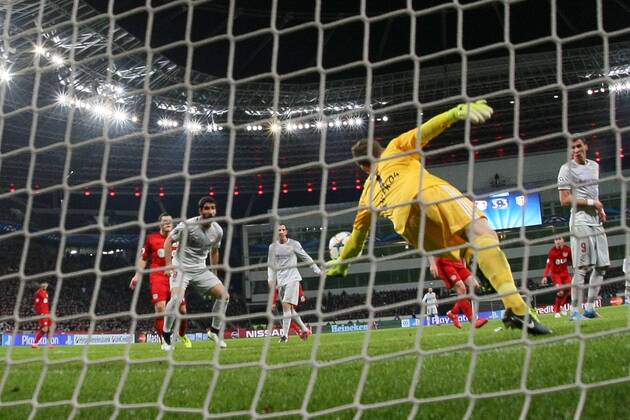 25.02.2015, xjfx, Fussball UEFA Champions League, Bayer 04 Leverkusen - Atletico Madrid, v.l.Parade von Bernd Leno (Bayer Leverkusen)