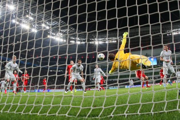 25.02.2015, xjfx, Fussball UEFA Champions League, Bayer 04 Leverkusen - Atletico Madrid, v.l.Parade von Bernd Leno (Bayer Leverkusen)