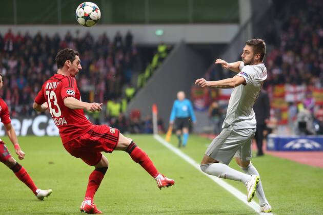 25.02.2015, xjfx, Fussball UEFA Champions League, Bayer 04 Leverkusen - Atletico Madrid, v.l. Roberto Hilbert (Bayer Leverkusen),Guilherme Siqueira (Atletico Madrid)