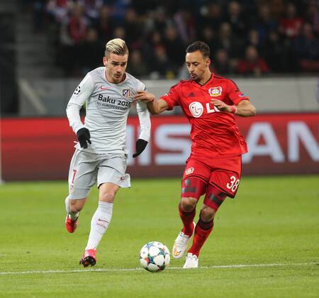 Leverkusen Fussball, Herren, UEFA Champions League, Saison 2014 2015, Achtelfinale, Bayer 04 Leverkusen vs Atletico Madrid, 25.02.2015 Bayarena Leverkusen Antoine Griezmann, Atletico Madrid , Karim Bellarabi,