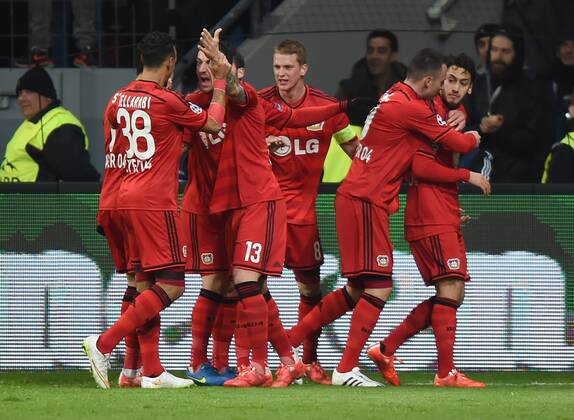 25.02.2015, Fussball, Saison 2014 15, Champions League, 2014 15, Achtelfinale, Bayer 04 Leverkusen - Atletico Madrid Jubel Leverkusen, Torschütze Hakan Calhanoglu (Bayer Leverkusen), re., wird gefeiert