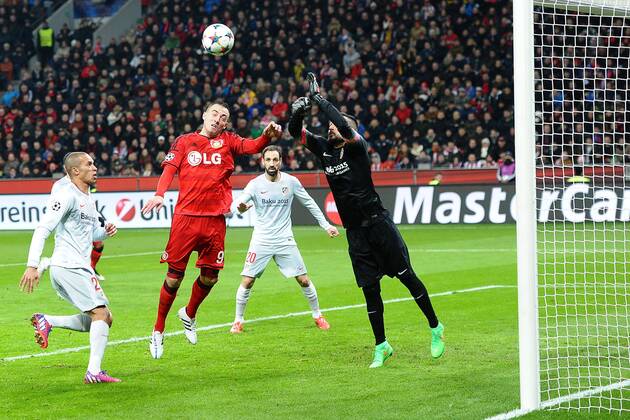 Fußball Champions League Achtelfinale Bayer Leverkusen - Atletico Madrid am 25.02.2015 in der BayArena in Leverkusen Miranda ( Atletico Madrid ), links - Josip Drmic ( Leverkusen ), mitte - Miguel Angel Moya ( Atletico Madrid ), rechts