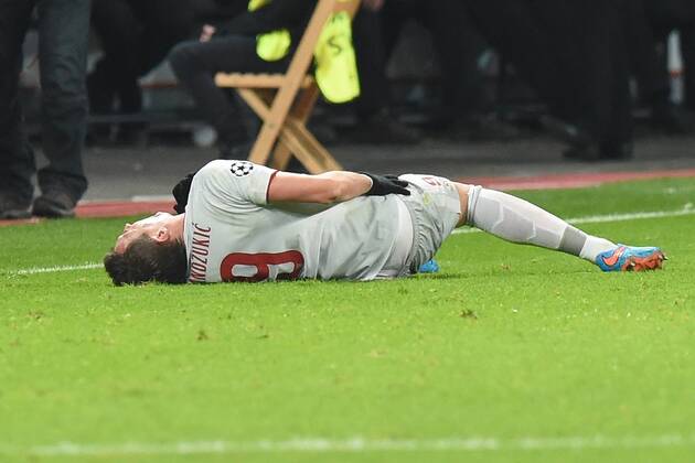 Fußball Champions League Achtelfinale Bayer Leverkusen - Atletico Madrid am 25.02.2015 in der BayArena in Leverkusen Mario Mandzukic ( Atletico Madrid ) verletzt am Boden