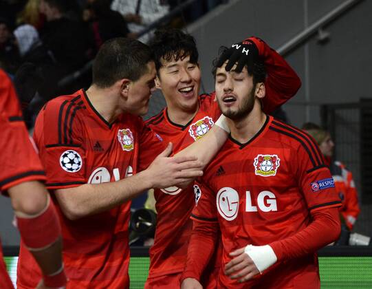 Bayarena Leverkusen, 25.2.2015, Fussball Champions-League Saison 2014 2015 Achtelfinale Hinspiel Bayer 04 Leverkusen vs. Atletico Madrid --- Kyriakos Papadopoulos (Leverkusen, li) und lev 07 feiern den Torsdchützen Hakan Calhanoglu (Leverkusen)