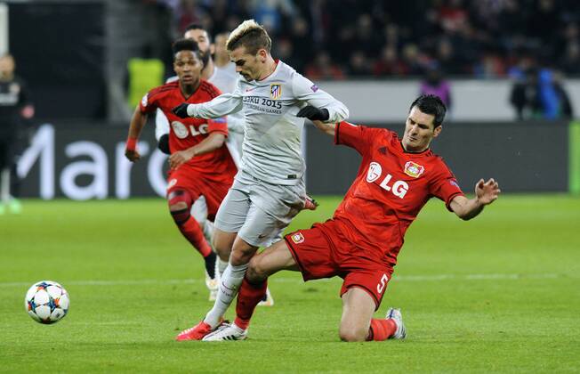 Fussball, UEFA Champions League, Herren, Saison 2014 2015, Achtelfinale Hinspiel, BayArena Leverkusen, Bayer Leverkusen (rot) - Atletico Madrid (weiss); Antoine Griezmann (Atletico), Emir Spahic (Leverkusen), Aktion.