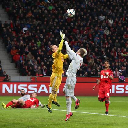 Torwart Bernd Leno (Bayer 04 Leverkusen 1) mit einer Parade gegen Antoine Griezmann (Atletico Madrid 7) Bayer 04 Leverkusen vs Atletico Madrid, Fussball, Champions-League, 25.02.2015 , EP_JSE