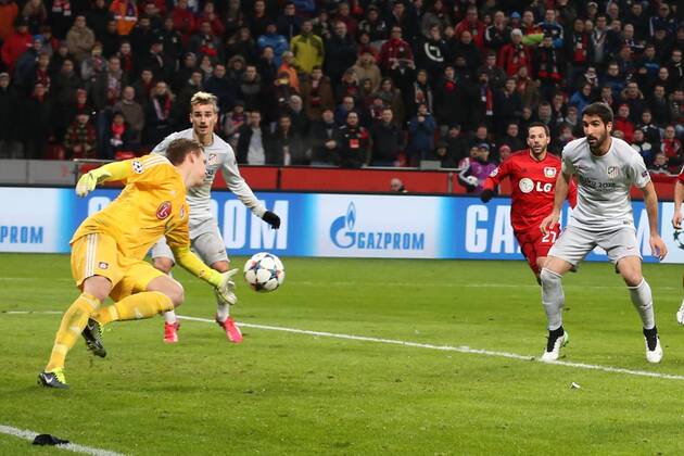 Torwart Bernd Leno (Bayer 04 Leverkusen 1) mit einer Parade gegen Tiago (Atletico Madrid 5 - nicht im Bild) Bayer 04 Leverkusen vs Atletico Madrid, Fussball, Champions-League, 25.02.2015 , EP_JSE