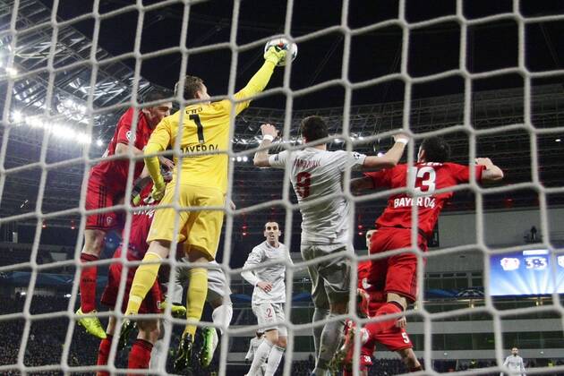 Torwart Bernd Leno (Bayer 04 Leverkusen 1) mit einer Faustabwehr vor Mario Mandzukic (Atletico Madrid 9) Bayer 04 Leverkusen vs Atletico Madrid, Fussball, Champions-League, 25.02.2015 , EP_JSE