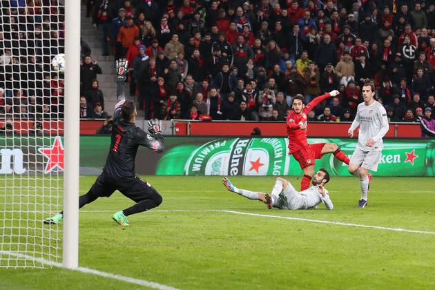 Hakan Calhanoglu (Bayer 04 Leverkusen 10) mit dem Fuehrungs Tor zum 1:0 Torwart Miguel Angel Moya (Atletico Madrid 1) Bayer 04 Leverkusen vs Atletico Madrid, Fussball, Champions-League, 25.02.2015 , EP_JSE