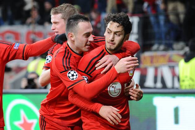 Fußball Champions League Achtelfinale Bayer Leverkusen - Atletico Madrid am 25.02.2015 in der BayArena in Leverkusen Torjubel zum 1:0 durch Hakan Calhanoglu ( Leverkusen ), rechts - Josip Drmic ( Leverkusen ), links