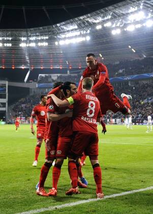 Fussball, UEFA Champions League, Herren, Saison 2014 2015, Achtelfinale Hinspiel, BayArena Leverkusen, Bayer Leverkusen (rot) - Atletico Madrid (weiss); Jubel Hakan Calhanoglu (Leverkusen) nach seinem Tor zum 1:0, zusammen mit Roberto Hilbert (Leverkusen), Josip Drmic (Leverkusen) und Lars Bender (Leverkusen). Jubel, Freude, Aktion.