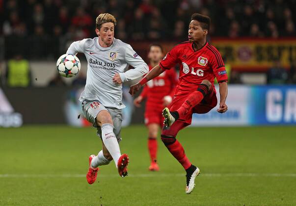 25.02.2015, Fussball Championsleague 2014 2015, 1 8-Finale, Hinspiel, Bayer Leverkusen - Atletico Madrid, in der BayArena Leverkusen. v.l. Fernando Torres (Atletico Madrid) gegen Wendell (Bayer Leverkusen) 