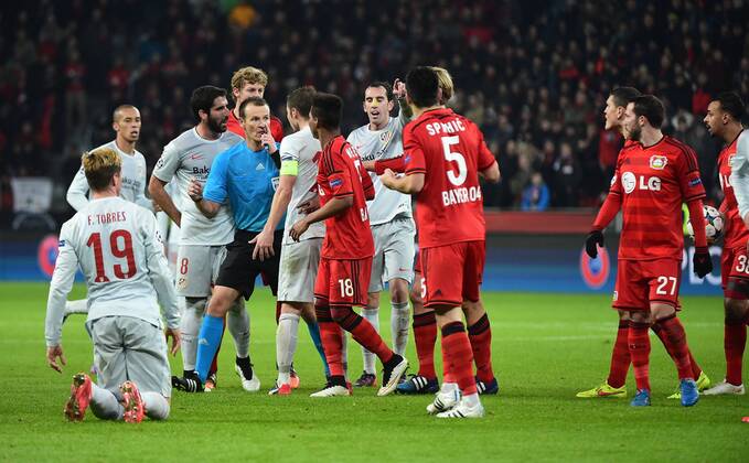 25.02.2015, xjhx, Fussball UEFA Champions League, Bayer 04 Leverkusen - Atletico Madrid, v.l. Schiedsrichter Dr. Pavel Kralovec, Godin (Atletico Madrid) rudelbildung, Stefan Kiessling Kießling (Bayer Leverkusen)