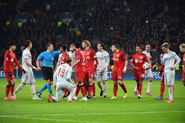 25.02.2015, xjhx, Fussball UEFA Champions League, Bayer 04 Leverkusen - Atletico Madrid, v.l. Schiedsrichter Dr. Pavel Kralovec, Godin (Atletico Madrid) rudelbildung, Stefan Kiessling Kießling (Bayer Leverkusen)