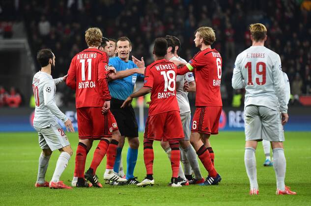 25.02.2015, xjhx, Fussball UEFA Champions League, Bayer 04 Leverkusen - Atletico Madrid, v.l. Schiedsrichter Dr. Pavel Kralovec, Godin (Atletico Madrid) rudelbildung, Stefan Kiessling Kießling (Bayer Leverkusen)