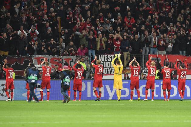 Fußball Champions League Achtelfinale Bayer Leverkusen - Atletico Madrid am 25.02.2015 in der BayArena in Leverkusen Leverkusener Spieler lassen sich von ihren Fan feiern