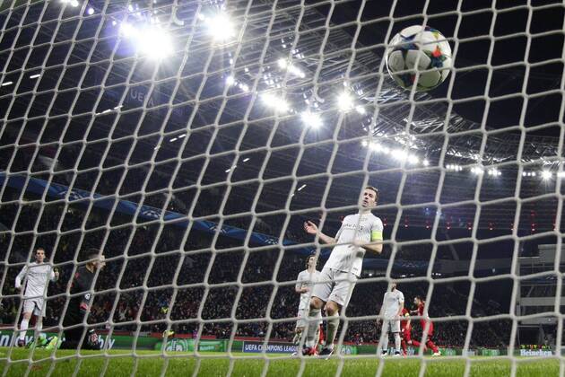 Hakan Calhanoglu (Bayer 04 Leverkusen 10 - verdeckt) mit dem Fuehrungs Tor zum 1:0 Bayer 04 Leverkusen vs Atletico Madrid, Fussball, Champions-League, 25.02.2015 , EP_JSE