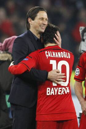Trainer Roger Schmidt (Bayer 04 Leverkusen) umarmt Hakan Calhanoglu (Bayer 04 Leverkusen 10) nach dem Abpfiff Bayer 04 Leverkusen vs Atletico Madrid, Fussball, Champions-League, 25.02.2015 , EP_JSE