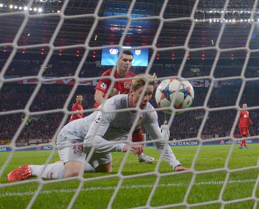 25.02.2015, xjhx, Fussball UEFA Champions League, Bayer 04 Leverkusen - Atletico Madrid, v.l. Abseitstor Fernando Torres (Atletico Madrid), Bernd Leno (Bayer Leverkusen)