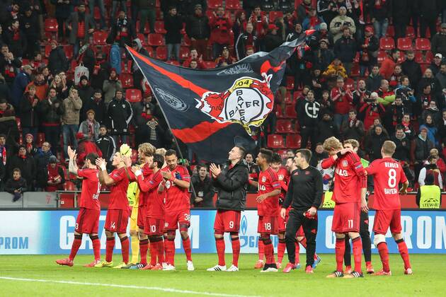 25.02.2015, xjfx, Fussball UEFA Champions League, Bayer 04 Leverkusen - Atletico Madrid, v.l. Bayer Leverkusen,bedankt sich bei den Fans, bedanken, Dank. Mannschaft nach dem Spiel, after the match bedankt sich bei den Fans, applauds the fans