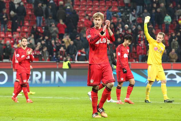 25.02.2015, xjfx, Fussball UEFA Champions League, Bayer 04 Leverkusen - Atletico Madrid, v.l. Hakan Calhanoglu (Bayer Leverkusen),Stefan Kiessling Kießling (Bayer Leverkusen),Heung-Min Son (Bayer Leverkusen),Bernd Leno (Bayer Leverkusen),bedankt sich bei den Fans, bedanken, Dank. Mannschaft nach dem Spiel, after the match bedankt sich bei den Fans, applauds the fans