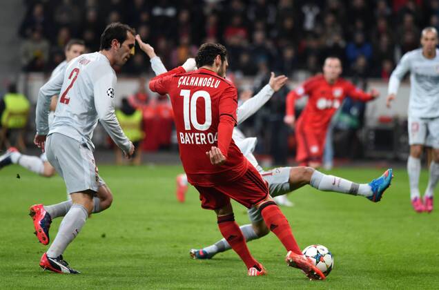 25.02.2015, Fussball, Saison 2014 15, Champions League, 2014 15, Achtelfinale, Bayer 04 Leverkusen - Atletico Madrid Hakan Calhanoglu (Bayer Leverkusen), mi., erzielt mit diesem Schuss das Tor zum 1:0