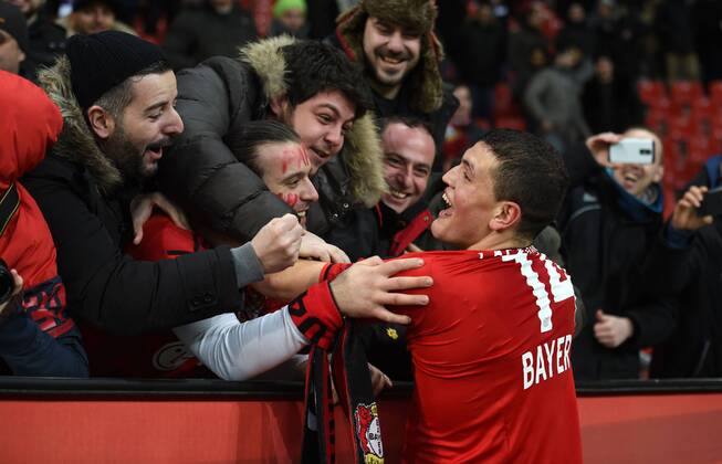25.02.2015, Fussball, Saison 2014 15, Champions League, 2014 15, Achtelfinale, Bayer 04 Leverkusen - Atletico Madrid Kyriakos Papadopoulos (Bayer 04 Leverkusen) feiert mit seinen Fans