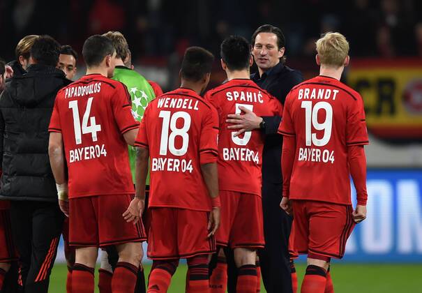 25.02.2015, Fussball, Saison 2014 15, Champions League, 2014 15, Achtelfinale, Bayer 04 Leverkusen - Atletico Madrid Trainer Roger Schmidt (Bayer 04 Leverkusen), 2. v.re., feiert mit seinen Spielern den Sieg