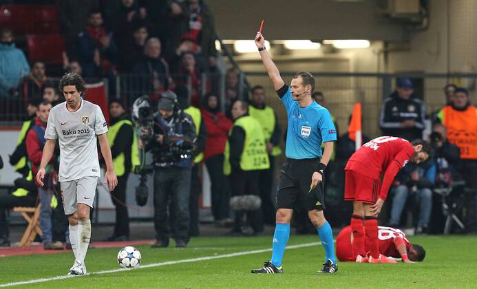 25.02.2015, Fussball Championsleague 2014 2015, 1 8-Finale, Hinspiel, Bayer Leverkusen - Atletico Madrid, in der BayArena Leverkusen. Tiago (Atletico Madrid) sieht die Gelb-rote Karte vom Schiedsrichter Pavel Kralovec 