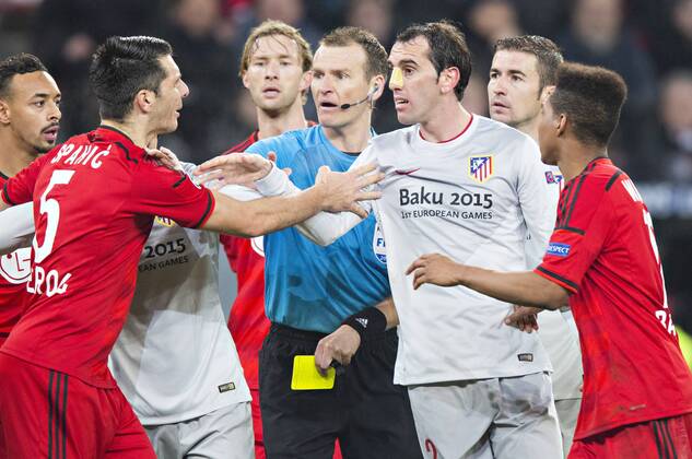 Leverkusen, 25.02.2015, BayArena Emir Spahic (Bayer), Diego Godin (Atletico), Schiedsrichter Pavel Kralovec (Atletico) Bayer Leverkusen - Atletico Madrid mm