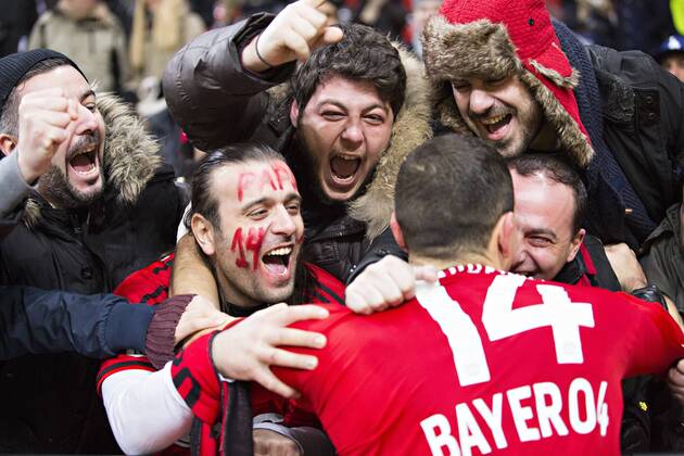 Leverkusen, 25.02.2015, BayArena Schlussjubel: Kyriakos Papadopoulos (Bayer) lässt sich von den Fans feiern Bayer Leverkusen - Atletico Madrid mm