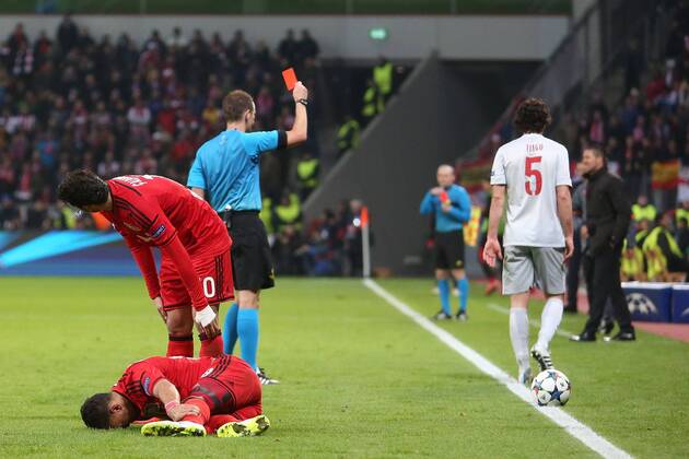 25.02.2015, xjfx, Fussball UEFA Champions League, Bayer 04 Leverkusen - Atletico Madrid, v.l. Karim Bellarabi (Bayer Leverkusen),Hakan Calhanoglu (Bayer Leverkusen),Rote Karte für Tiago (Atletico Madrid)