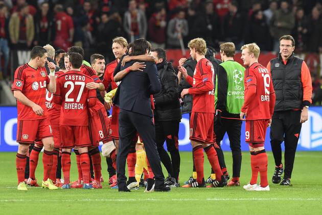Fußball Champions League Achtelfinale Bayer Leverkusen - Atletico Madrid am 25.02.2015 in der BayArena in Leverkusen Leverkusener Spieler feiern den Heimsieg - Roger Schmidt ( Trainer Leverkusen ), mitte