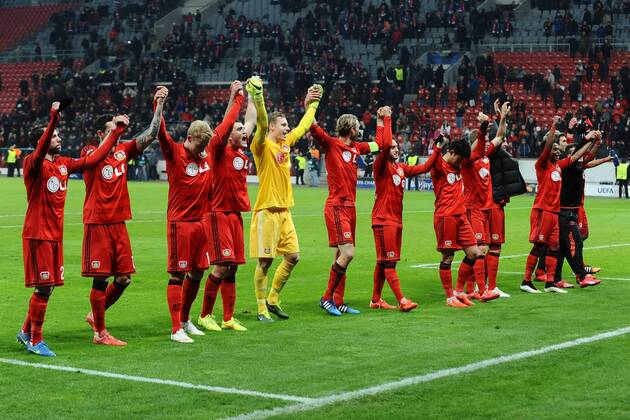 Fußball Champions League Achtelfinale Bayer Leverkusen - Atletico Madrid am 25.02.2015 in der BayArena in Leverkusen Die Leverkusener Spieler freuen sich über den Sieg