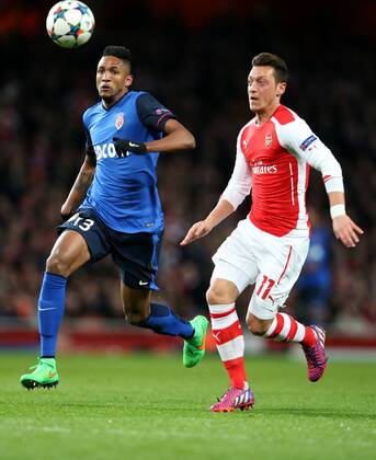 (150226) -- LONDON, Feb. 25, 2015 -- Wallace (L) of Monaco vies with Mesut Ozil of Arsenal during the UEFA Champions league Round of 16 first leg match between Arsenal and Monaco at the Emirates Stadium in London, Britain, on Feb. 25, 2015. Monaco won 3-1. ) (SP)BRITAIN-LONDON-FOOTBALL-CHAMPIONS LEAGUE-ROUND OF 16 1ST LEG-ARSENAL VS MONACO HanxYan 