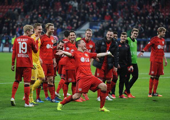 Championsleague Achtelfinale: Bayer 04 Leverkusen - Atletico Madrid 25.02.2015. Die Leverkusener Spieler vor dem Fanblock. Vorne: Kyriakos Papadopoulos. HM