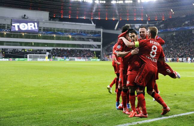 Fussball, UEFA Champions League, Herren, Saison 2014 2015, Achtelfinale Hinspiel, BayArena Leverkusen, Bayer Leverkusen (rot) - Atletico Madrid (weiss); Jubel Hakan Calhanoglu (Leverkusen) nach seinem Tor zum 1:0, zusammen mit Roberto Hilbert (Leverkusen), Josip Drmic (Leverkusen) und Lars Bender (Leverkusen). Jubel, Freude, Aktion.