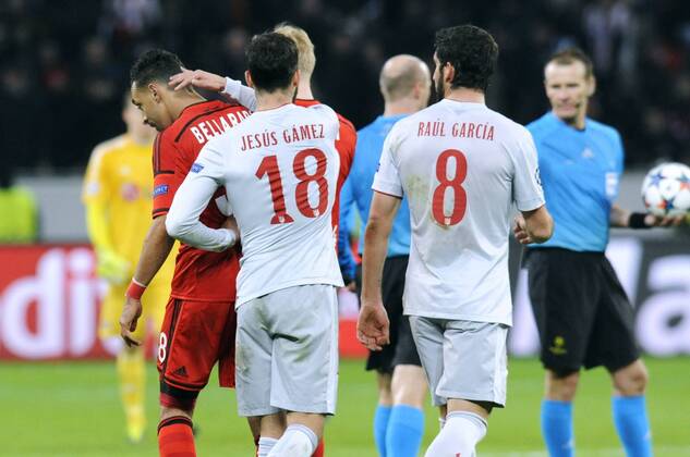 Fussball, UEFA Champions League, Herren, Saison 2014 2015, Achtelfinale Hinspiel, BayArena Leverkusen, Bayer Leverkusen (rot) - Atletico Madrid (weiss) 1:0; Nickligkeiten nach dem Abpfiff, Jesus Gamez (Atletico) gibt Karim Bellarabi (Leverkusen) einen Klapps auf den Hinterkopf, daneben Raul Garcia (Atletico), Aktion.