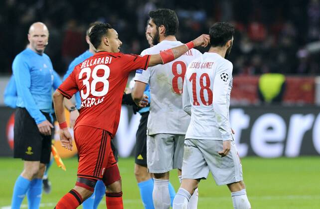 Fussball, UEFA Champions League, Herren, Saison 2014 2015, Achtelfinale Hinspiel, BayArena Leverkusen, Bayer Leverkusen (rot) - Atletico Madrid (weiss) 1:0; Nickligkeiten nach dem Abpfiff, Karim Bellarabi (Leverkusen) revanchiert sich bei Jesus Gamez (Atletico), daneben Raul Garcia (Atletico), Aktion.