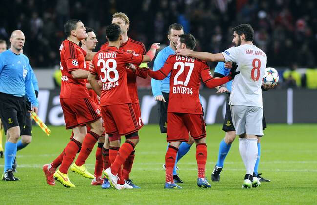 Fussball, UEFA Champions League, Herren, Saison 2014 2015, Achtelfinale Hinspiel, BayArena Leverkusen, Bayer Leverkusen (rot) - Atletico Madrid (weiss) 1:0; Nickligkeiten nach dem Abpfiff, v.li.: Kyriakos Papadopoulos (Leverkusen), Roberto Hilbert (Leverkusen), Karim Bellarabi (Leverkusen), Simon Rolfes (Leverkusen), Schiedsrichter Pavel Kralovec (CZE), Gonzalo Castro (Leverkusen), Raul Garcia (Atletico), Aktion.