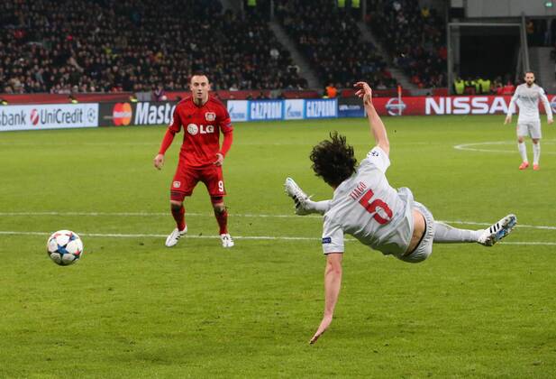 Champions League : Bayer 04 Leverkusen- Atletico Madrid Achtelfinale Tiago (AM) mit einem Seitspann-Schuss. Josip Drmic (BL) schaut zu. Champions League : Bayer 04 Leverkusen--Atletico Madrid Achtelfinale