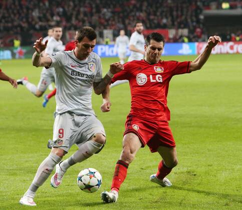 Champions League : Bayer 04 Leverkusen- Atletico Madrid Achtelfinale Mario Mandzukic (AM), Emir Spahic (BL). Champions League : Bayer 04 Leverkusen--Atletico Madrid Achtelfinale