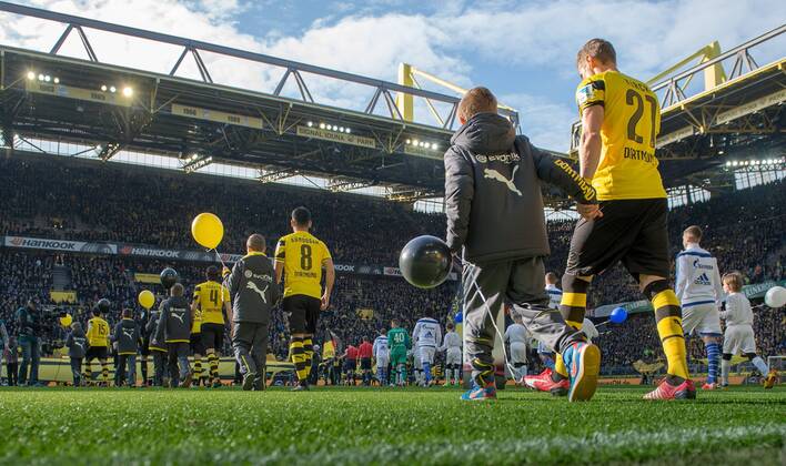 FUSSBALL 1. BUNDESLIGA SAISON 2014 2015 23. SPIELTAG Borussia Dortmund - Schalke 04 28.02.2015 Einmarsch der Mannschaften in das Stadion 