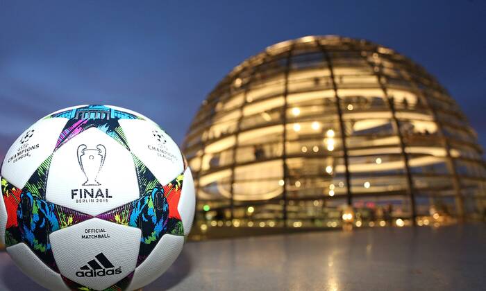08.03.2015, Fussball, Vorschau auf das Championsleague-Finale 2015 in Berlin am 6.Juni 2015. Die Kuppel auf dem Reichstagsgebäude, im Vordergrund der Original-Championsleague-Spielball von Adidas (Final). 