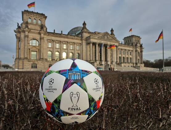 08.03.2015, Fussball, Vorschau auf das Championsleague-Finale 2015 in Berlin am 6.Juni 2015. Das Reichstagsgebäude am Platz der Republik in Berlin, mit Sitz des Deutschen Bundestages, im Vordergrund der Original-Championsleague-Spielball von Adidas (Final). 