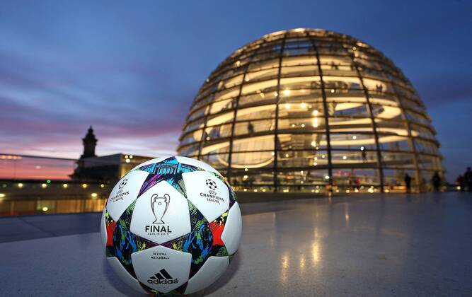 08.03.2015, Fussball, Vorschau auf das Championsleague-Finale 2015 in Berlin am 6.Juni 2015. Die Kuppel auf dem Reichstagsgebäude, im Vordergrund der Original-Championsleague-Spielball von Adidas (Final). 
